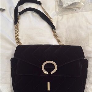 Elegant Black Shoulder Bag with Gold Chain Accent